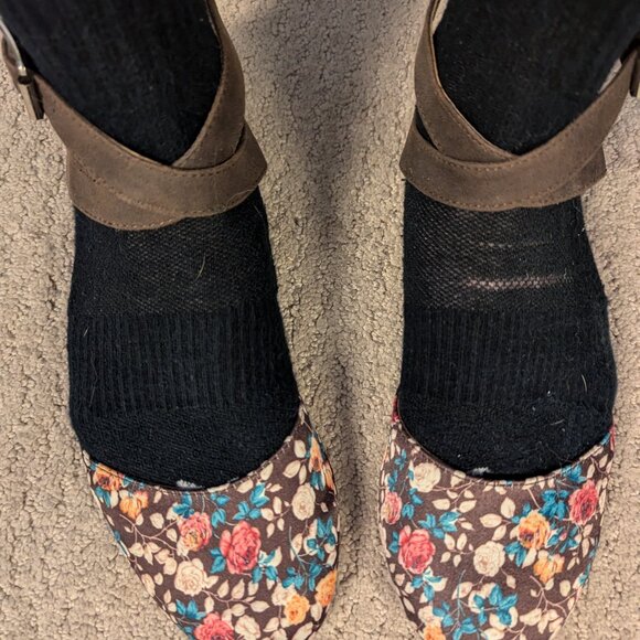 Brown and floral zipper back, ankle strap flats - Sz 8 - Picture 8 of 9